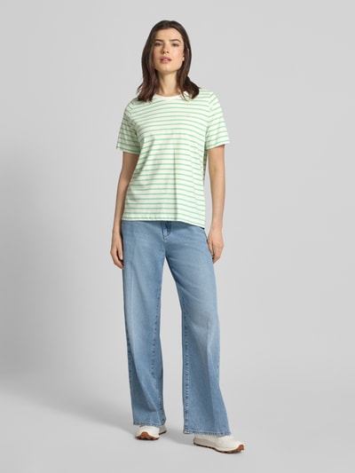 Frauenmodel trägt Regular Fit T-Shirt aus reiner Baumwolle von s.Oliver RED LABEL, Optik: Unifarben, Muster: Gestreift, Stitching-Applikation, Rundhals-Ausschnitt, Ärmelform: Kurzarm, Materialverarbeitung: Jersey, Ganzkörperansicht von vorne.