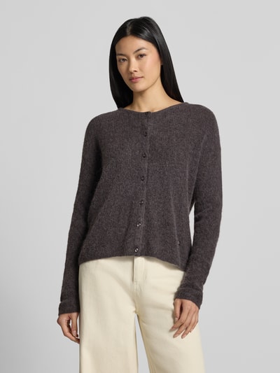 Frauenmodel trägt Strickjacke aus Alpaka-Mix von MOS MOSH in Dunkelgrau mit geripptem Rundhalsausschnitt und Knopfleiste, lockere Passform, Baumwoll- und Stretch-Anteil, sichtbare Textur, Ganzkörperansicht von vorne.