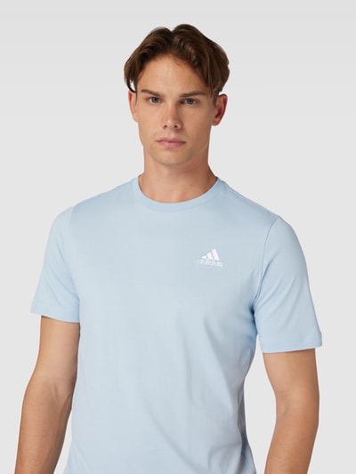 ADIDAS SPORTSWEAR T-Shirt mit Label-Stitching Hellblau 3