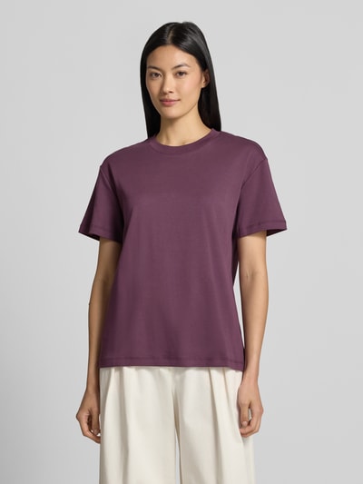 Vrouwenmodel draagt t-shirt uit puur katoen van Stefanel, los model, ronde hals, ruglengte maat S 62 cm, voorkant lichaamsopname.