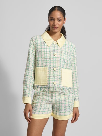 Kobieta modelka nosi Regular Fit Blazer mit Fransen od Marc Cain, mieszanka materiałów z dodatkiem wiskozy, wykładany kołnierz, listwa guzikowa, nakładane kieszenie, frędzle, długość tyłu w rozmiarze 36: 50 cm, szerokość w rozmiarze 36: 45 cm, długość rękawa w rozmiarze 36: 57 cm, pastelowe kolory, kratka, tekstura tkaniny, widok na cały przód.