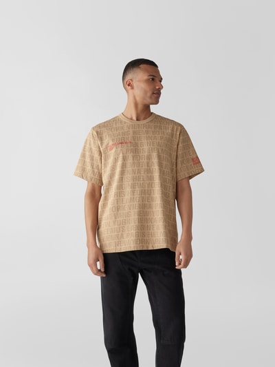 Helmut Lang T-Shirt mit Allover-Logo Sand 4