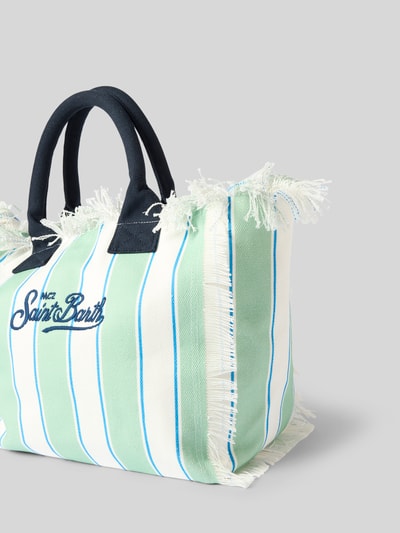 Produktfoto, Shopper mit Label-Print und Fransen Modell 'VANITY' von MC2 Saint Barth aus reiner Baumwolle mit grün-weißen Streifen, Hauptfach mit Reißverschluss, Tragehenkel, Breite 37 cm, Länge 32 cm, Tiefe 22 cm, Schulterriemen 48 cm.