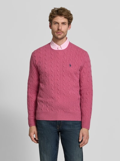 Männermodel trägt Regular Fit Pullover aus Woll-Kaschmir-Mix von Polo Ralph Lauren in Rosa mit Zopfmuster, Ganzkörperansicht von vorne, Herren Pullover von Polo Ralph Lauren