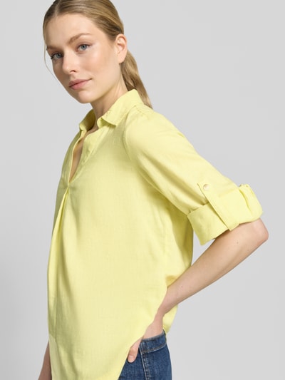 Frauenmodel trägt Relaxed Fit Hemdbluse aus Leinen-Viskose-Mix von s.Oliver RED LABEL in Gelb, unifarben, Flammgarnstruktur, Nahaufnahme Oberkörper.
