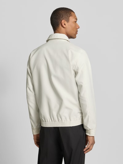 Mężczyzna nosi Regular Fit Blouson mit Umlegekragen Modell 'LIGHT 2.0' od Strellson, jasny jednokolorowy, elastyczny dół, widok z tyłu, całopostaciowy.