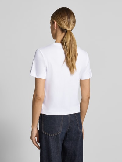 Vrouwenmodel draagt Boxy Fit T-shirt uit puur katoen van s.Oliver RED LABEL, look: effen kleuren, boxy fit, ronde hals, korte mouw, puur katoen. Ganzkörperansicht Rückansicht.
