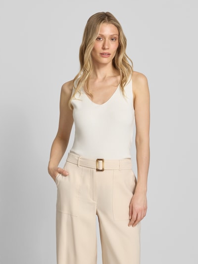 Frauenmodel trägt Slim Fit Top aus Viskose-Mix von s.Oliver BLACK LABEL, Optik: Unifarben, Rippstrick, V-Ausschnitt, Ärmelform: Ohne, Nahaufnahme Oberkörper.