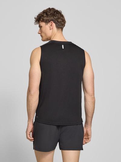 Männermodel trägt Top mit Logo und Rundhalsausschnitt von PUMA PERFORMANCE in Schwarz, Rückansicht, Herren Regular Fit, Rückenlänge 71 cm.