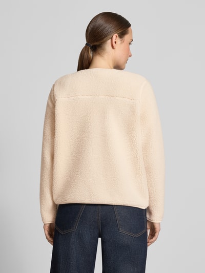 Frauenmodel trägt Regular Fit Teddyjacke mit ausgesetzten Taschen Modell 'SC-ONYX 2' von Soyaconcept, cremefarben, strukturierte Oberfläche, Ganzkörperansicht Rückansicht, Damen Teddy- / Webpelzjacke von Soyaconcept.