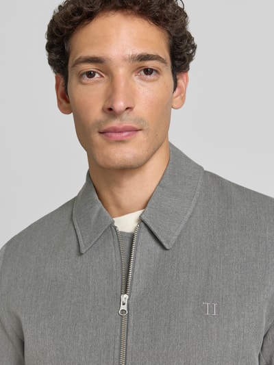 Männermodel trägt jack met Materiaalmix met viscose, straight fit, Kentkraag, ritssluiting, steekzakken, gestikt logo, Model 'Como' van Les Deux, Nahaufnahme Oberkörper.