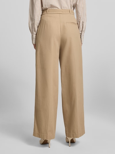 Frauenmodel trägt Straight Fit Hose aus reiner Baumwolle von HUGO, Optik: Unifarben, Passform: Straight, beige Textur, Ganzkörperansicht Rückansicht