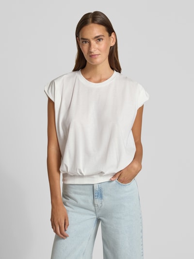 Frauenmodel trägt T-Shirt mit Rundhalsausschnitt und Kappärmeln von Christian Berg Woman, weiß, Material-Mix, Regular-Fit, Drapierungen, Rückenlänge bei Größe S 54 cm, Ganzkörperansicht von vorne.