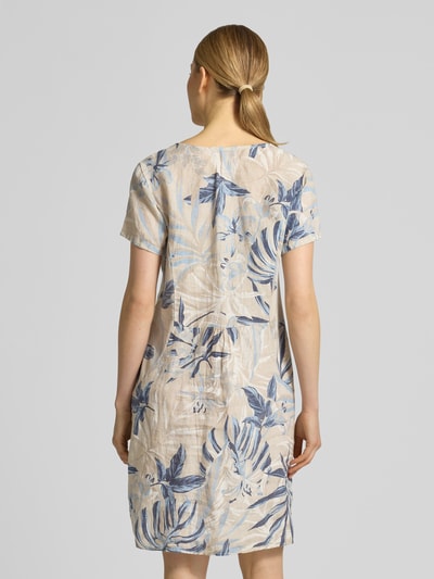 Modelka nosi sukienkę knielanges Kleid aus Leinen-Mix Modell 'Sa44idaa' od ZABAIONE z mieszanki lnu i bawełny, prosty krój, wzór na całej powierzchni, okrągły dekolt, długość do kolan, długość tyłu w rozmiarze S: 93 cm, szerokość w rozmiarze S: 48 cm, długość rękawa w rozmiarze S: 16 cm, widok całej sylwetki z tyłu