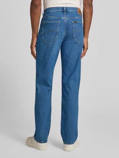 Męski model nosi Straight Fit Jeans im 5-Pocket-Design Modell 'WEST' od Lee, bawełniany materiał z domieszką stretchu, kolor niebieski, szerokość w rozmiarze 32/32: 43 cm, długość nogawki: 81 cm, widok całej sylwetki z tyłu.
