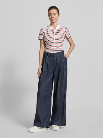 Frauenmodel trägt Regular Fit Poloshirt aus Baumwoll-Mix von Tom Tailor, efekt: wzór w paski, krój regular fit, wyhaftowany motyw, kołnierzyk polo, dekolt w serek, krótka listwa guzikowa, krótki rękaw, pika, mieszanka bawełny, Ganzkörperansicht von vorne