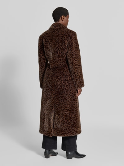 Männermodel trägt Mantel mit Allover-Animal-Print von ROTATE, Kunstfell, braune Töne, taillierte Passform, Rückansicht, Ganzkörperansicht.