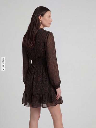 Frauenmodel trägt Minikleid mit elastischem Taillenband und V-Ausschnitt von Apricot, Chiffon, tailliert, Allover-Look, Rüschen, Rückenansicht.