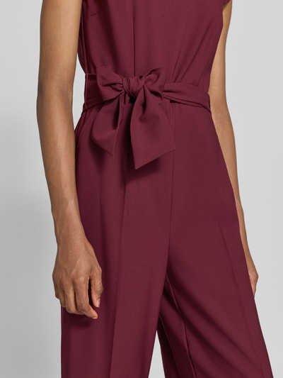 Frauenmodel trägt Regular Fit Jumpsuit mit Bindegürtel von Betty Barclay in Dunkelrot, glatte Struktur, Detailaufnahme, Damen Jumpsuit von Betty Barclay
