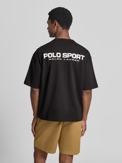 Männermodel trägt schwarzes Regular Fit T-Shirt aus reiner Baumwolle Modell '10/1' von Polo Ralph Lauren Heren, Ganzkörperansicht Rückansicht