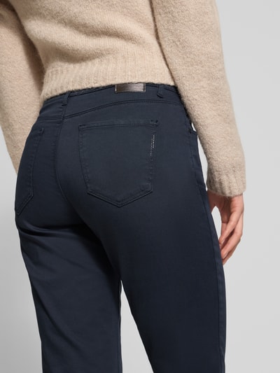 Vrouwenmodel draagt Flared fit stofbroek met lyocell-aandeel model 'Carola' van Brax, donkerblauw, 5-pocket, katoenmix, detailopname achterzijde.