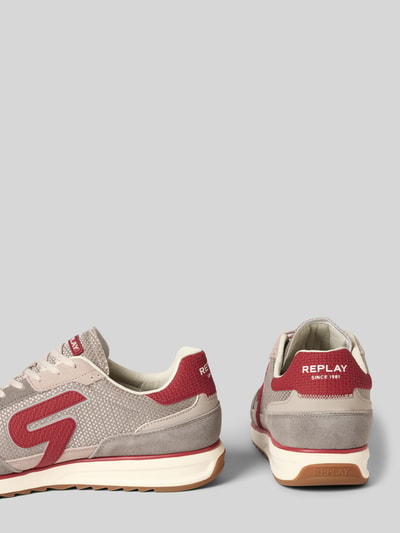 Produktfoto, Sneaker mit Label-Print Modell 'YARD TONAL' von Replay in Beige und Rot, strukturierte Sohle, abgerundete Form, Kontrastbesatz