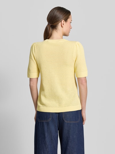 Vrouwenmodel draagt lichtgeel Slim Fit T-shirt in tricotlook model 'Vidalo' van Vila, puur katoen, ronde hals, ruglengte maat S 57 cm, mouwlengte maat S 27 cm, grof gebreid oppervlak, rechte zoom, effen kleur, geheelopname rugaanzicht.