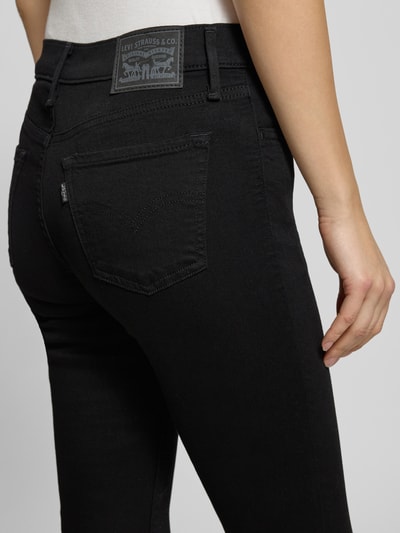Frauenmodel trägt Skinny Fit Jeans mit 5-Pocket-Design von Levi's®, schwarzer Baumwoll-Mix mit Stretch, Detailaufnahme Rückenansicht.