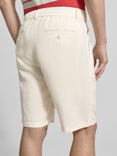 Männermodel trägt Shorts aus Leinen mit Gesäßtaschen von Gant in Creme, Regular-Fit, elastischer Bund, Ganzkörperansicht Rückansicht.