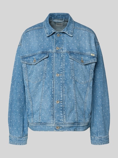 Produktfoto, Regular Fit Jeansjacke mit Logo-Patch Modell 'ARCATA' von Mustang aus elastischem Baumwoll-Mix in Hellblau mit Umlegekragen, Brusttaschen, durchgehender Knopfleiste und Eingrifftaschen, strukturierte Oberfläche, sichtbare Nähte