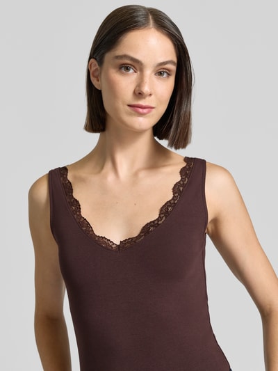 Vrouwenmodel draagt slim fit top uit katoenmix van zero in donkerbruin met kant en ronde hals, ruglengte maat 36 is 45 cm, close-up bovenlichaam
