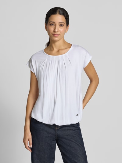 Frauenmodel trägt Relaxed Fit T-Shirt aus Viskose-Mix Modell 'Minou' von ZABAIONE in Weiß mit Rundhalsausschnitt, Nahaufnahme Oberkörper.