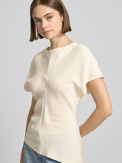 Frauenmodel trägt Damen T-Shirt mit Viskose-Mix, asymmetrischem Schnitt, Strukturmuster, Rundhalsausschnitt, Modell 'Maria' von Gina Tricot, Ganzkörperansicht von vorne.