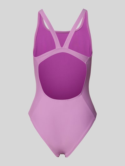 Vrouwenmodel draagt Slim Fit Sportbadpak met logoprint van adidas Sportswear, effen kleuren, brede bandjes, ronde hals, stretch geweven structuur. Ganzekijk van achteren.