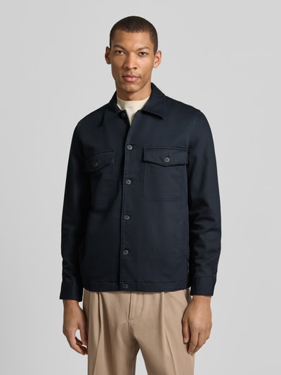 Männermodel trägt Regular Fit Hemdjacke aus Baumwoll-Mix von Marc O'Polo in Optik: Unifarben, Twill, mit Brusttasche, Ganzkörperansicht von vorne.