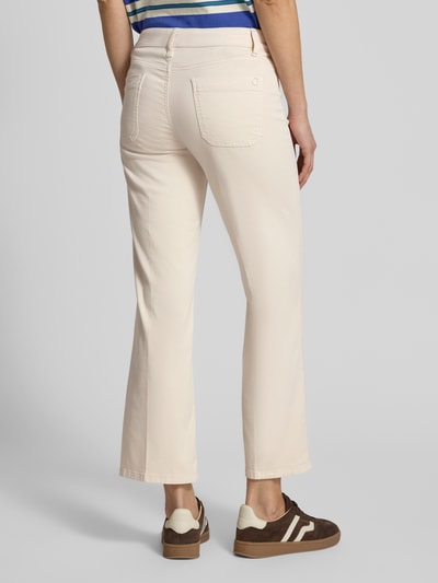 Männermodel trägt Cropped Jeans mit Bügelfalten und Eingrifftaschen von Cambio, bawełniana mieszanka ze stretchem, kolor jasny beż, szerokość w rozmiarze 36: 39 cm, długość nogawki wewnętrznej w rozmiarze 36: 70 cm, widok całej sylwetki z tyłu