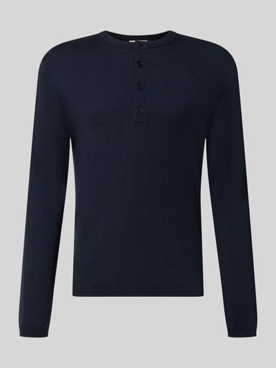 Produktfoto, dunkelblauer Strickpullover mit Henley-Kragen von DRYKORN, reine Baumwolle, gerader Schnitt, gerippte Abschlüsse