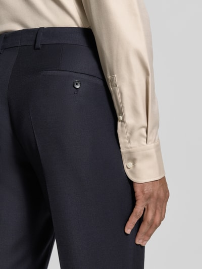 Männermodel trägt Slim Fit Businesshemd mit extra langem Arm Modell 'HANK' von BOSS, Optik: Unifarben, Nahaufnahme Arm und Rücken.
