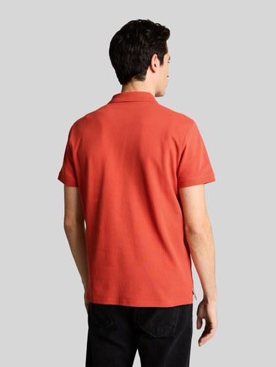Männermodel trägt Regular Fit Poloshirt aus reiner Baumwolle van Tom Tailor, unifarben, piqué structuur, logo-sticksel, korte mouw, polokraag, 2-knoopsluiting, zijsplitten, Ganzkörperansicht Rückansicht