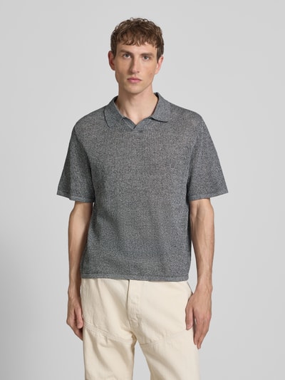 Männermodel trägt Regular Fit Strick-Poloshirt Modell 'CASSIS' von Jack & Jones in Grau aus reiner Baumwolle, V-Ausschnitt, Nahaufnahme Oberkörper.