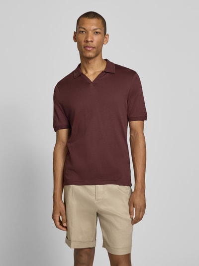 Männermodel trägt Regular Fit Poloshirt mit V-Ausschnitt Modell 'BOLL' von CINQUE in Weinrot, kurze Ärmel, Baumwolle, Ganzkörperansicht von vorne.