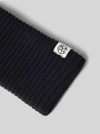 Produktfoto, schwarzes Stirnband aus Viskose-Mix Modell 'GALINE RACHELLE ICON' von MSCH Copenhagen, Strick-Optik, Label-Patch, neutraler Hintergrund.