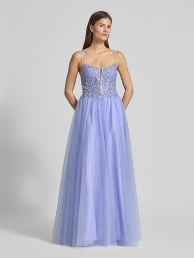 Frauenmodel trägt Abendkleid mit floralem Spitzenbesatz von Mascara in Flieder mit Glitzer-Optik, taillierter Passform, Karree-Ausschnitt, Spaghettiträger, semitransparentes Oberteil, ausgestellter Rockteil aus Tüll, Nahtreißverschluss, Maxilänge, Ganzkörperansicht von vorne.