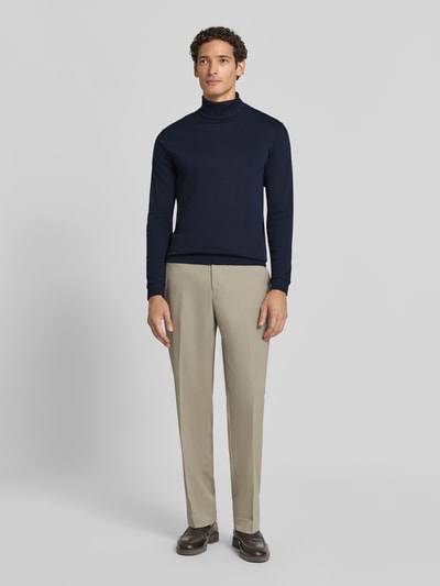 Männermodel trägt Regular Fit Langarmshirt mit Rollkragen Modell 'Pima' von RAGMAN in Dunkelblau, Beigehose, Ganzkörperansicht von vorne. Herren Langarmshirt aus reiner Baumwolle, Rückenlänge bei Größe M 68 cm.