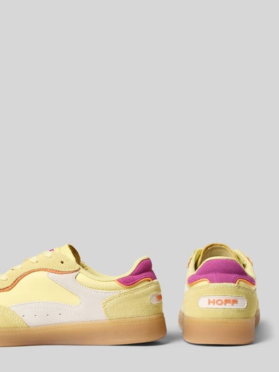 Produktfoto, Sneaker aus Leder-Mix mit Logo-Stitching Modell 'Park' von HOFF in Gelb, Rosa und Beige, abgerundete Passform, glatte Sohle, Schnürverschluss, Damen, Schnürverschluss, Absatzhöhe 3 cm, Schafthöhe 7 cm, Schaftweite 7 cm, seitliche und Rückansicht, strukturierte Textur.