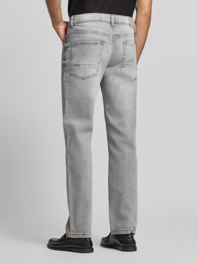 Männermodel trägt Regular Fit Jeans im Used-Look von MCNEAL in Grau mit sichtbarer Nahtstruktur, Baumwoll-Elasthan-Mix, Ganzkörperansicht Rückansicht.