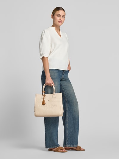 Frauenmodel trägt hellen Damen Shopper aus Canvas-Struktur, Henkeltasche aus reiner Baumwolle Modell 'CANVAS SHOPPER' von Marc O'Polo, Ganzkörperansicht von vorne.