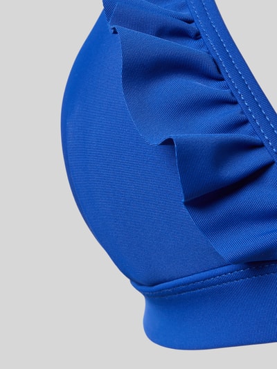 Frauenmodel trägt Bikini-Set mit Rüschen Modell 'Beau' von Shiwi in Blau, Material-Mix mit Stretch-Anteil, Nahaufnahme Oberkörper.