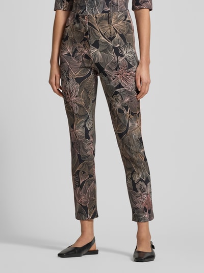 Frauenmodel trägt Stoffhose mit französischen Eingrifftaschen von Marc Cain, Material-Mix mit Stretch-Anteil, gerader Schnitt, floral gemustert, Knopf- und Reißverschluss, Ganzkörperansicht von vorne. Bundweite bei Größe 36: 38 cm, Innenbeinlänge: 72 cm.