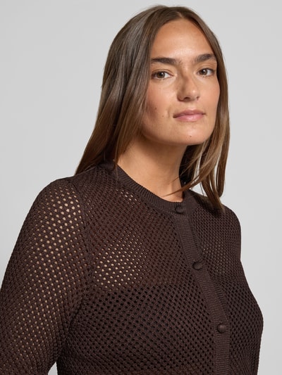 Frauenmodel trägt Semitransparente Strickjacke mit 3/4-Arm von Windsor, brauner Viskose-Mix, Regular-Fit, Nahaufnahme Oberkörper.